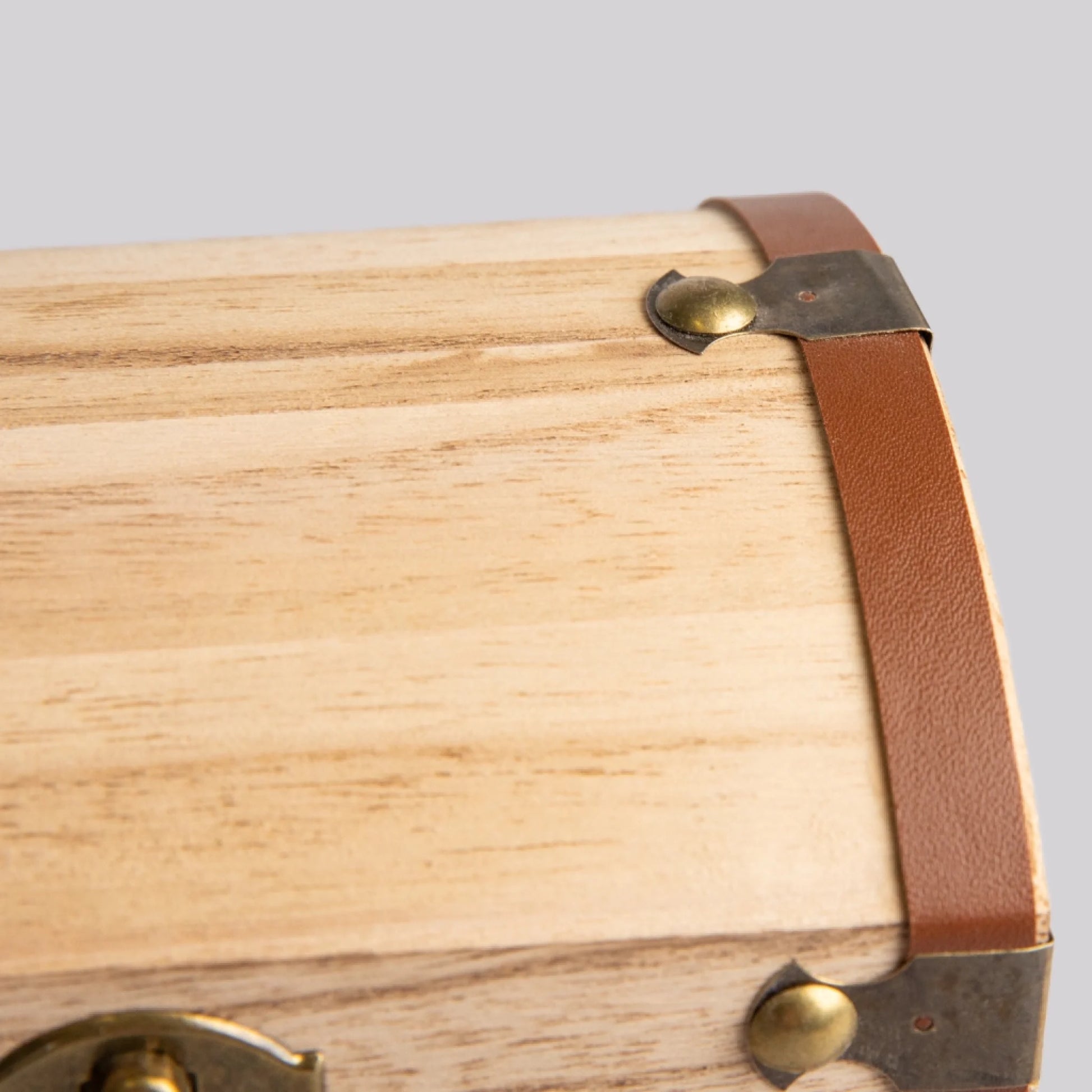 Schatztruhe-Detailbild-Lederband-Rubinhochzeit
